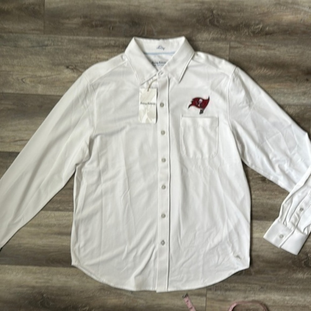 NWT NFL Shirt Tampa Bay Buccaneers size Medium Tommy Bahama White dress …